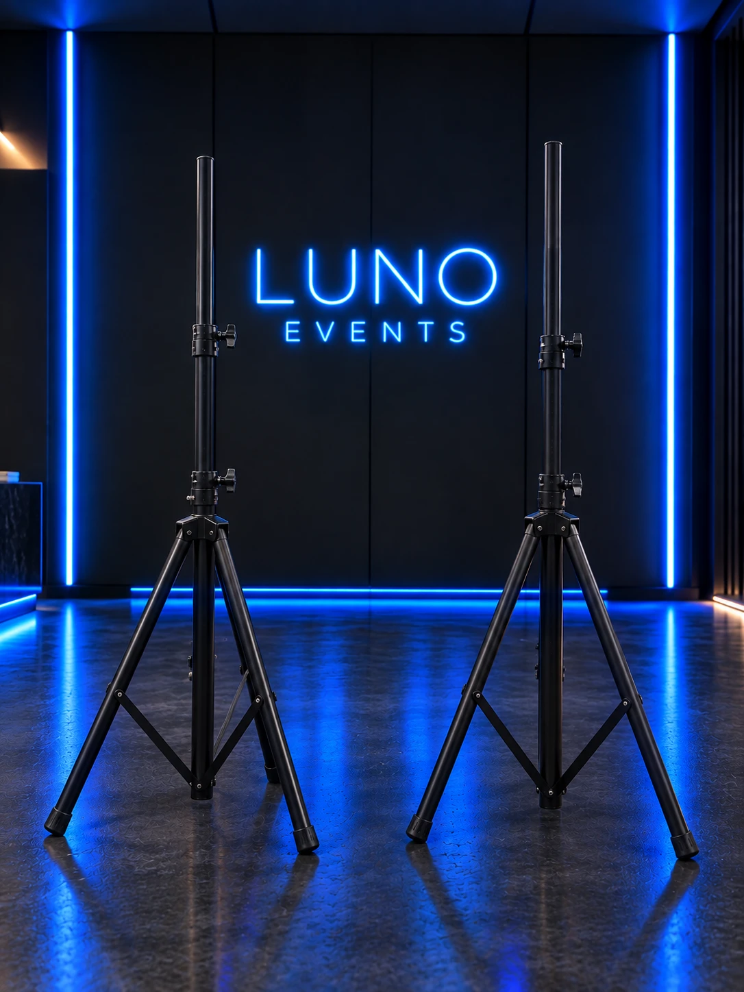 Zwei Lautsprecherstative vor LUNO Events Neon-Logo